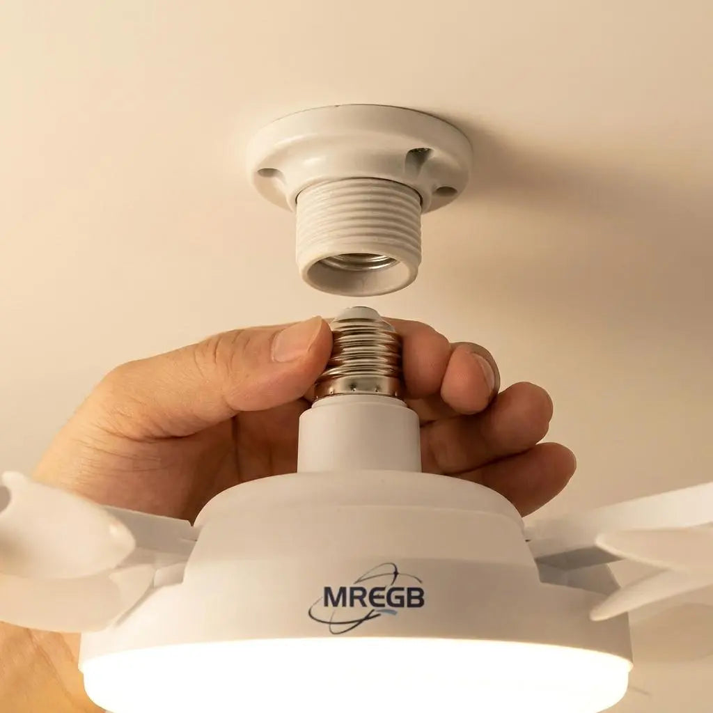 Ventilador de techo con luz encendida en un living